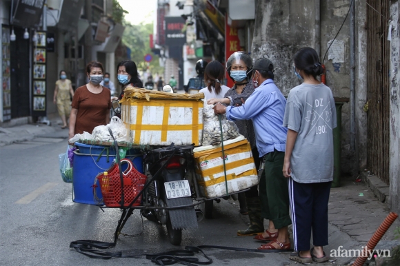 7 Ha Noi Ngay Dau Thuc Hien Cong Dien 15 Tieu Thuong Ngam Ngui Quay Xe Ngay Truoc Cong Cho Co Nguoi Rung Rung Nuoc Mat Hang Da Nhap Ve Biet Ban Di Dau