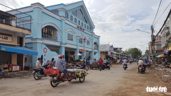 2 Loi Dung The Can Bo Cua Nguoi Than Mang Theo Bao Gao Banh Mi De Duoc Ra Duong
