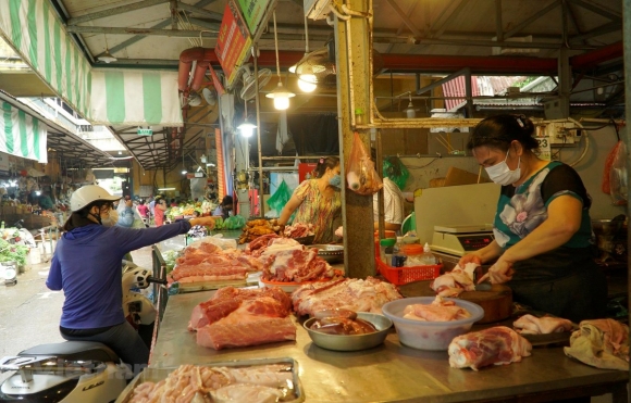 1 Ha Noi Hang Hoa Doi Dao Gia On Dinh Trong Ngay Dau Gian Cach Xa Hoi