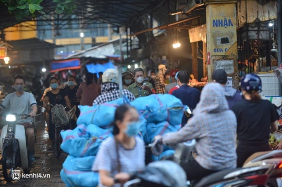 2 Anh Tu Sang Som Cac Khu Cho O Ha Noi Da Dong Nghet Nguoi Mua Hang