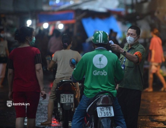 3 Anh Tu Sang Som Cac Khu Cho O Ha Noi Da Dong Nghet Nguoi Mua Hang