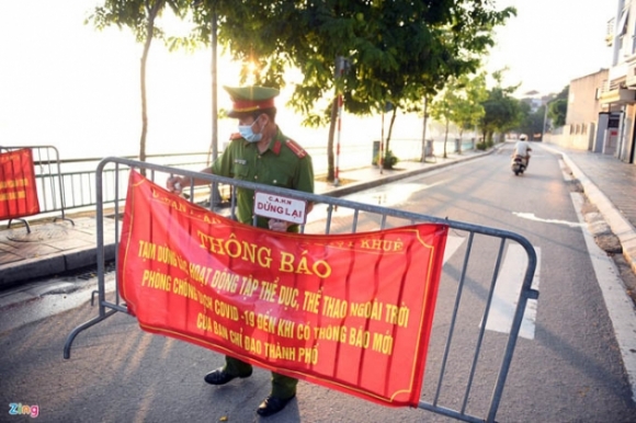 3 Buoi Sang Dau Tien Sau Khi Ha Noi Tang Cap Do Chong Dich