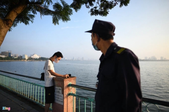 4 Buoi Sang Dau Tien Sau Khi Ha Noi Tang Cap Do Chong Dich