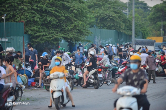 5 Anh Tu Sang Som Cac Khu Cho O Ha Noi Da Dong Nghet Nguoi Mua Hang