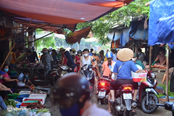 7 Anh Tu Sang Som Cac Khu Cho O Ha Noi Da Dong Nghet Nguoi Mua Hang