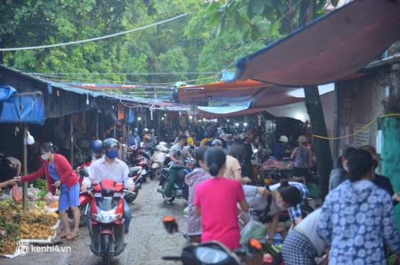8 Anh Tu Sang Som Cac Khu Cho O Ha Noi Da Dong Nghet Nguoi Mua Hang