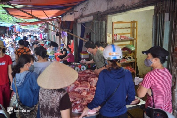 9 Anh Tu Sang Som Cac Khu Cho O Ha Noi Da Dong Nghet Nguoi Mua Hang