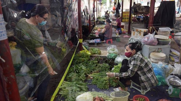 20 Cho Dan Sinh O Ha Noi Quay Ni Long Ban Hang Khong Cham De Phong Dich