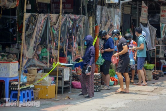 6 Cho Dan Sinh O Ha Noi Quay Ni Long Ban Hang Khong Cham De Phong Dich