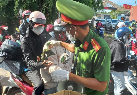 1 Lu Khach Qua Binh Phuoc Duoc Tiep Thuc An Nuoc Uong Mien Phi De Ve Tay Nguyen