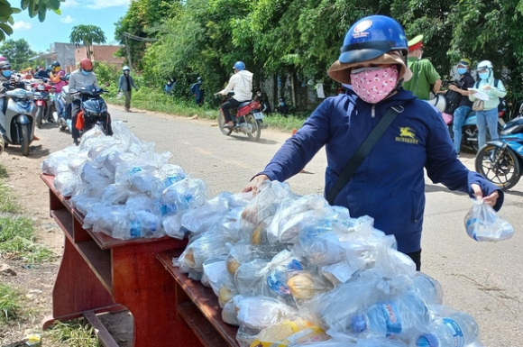 3 Lu Khach Qua Binh Phuoc Duoc Tiep Thuc An Nuoc Uong Mien Phi De Ve Tay Nguyen