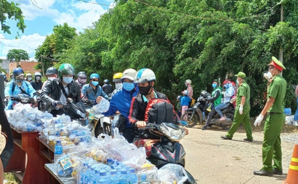 4 Lu Khach Qua Binh Phuoc Duoc Tiep Thuc An Nuoc Uong Mien Phi De Ve Tay Nguyen