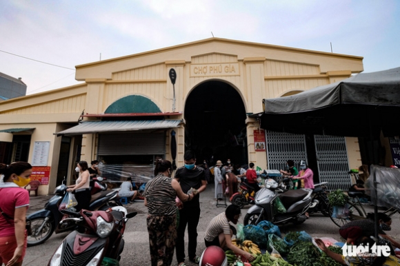 2 Dung Phieu Nguoi Ha Noi Thay Doi Thoi Quen De Di Cho Theo Gio