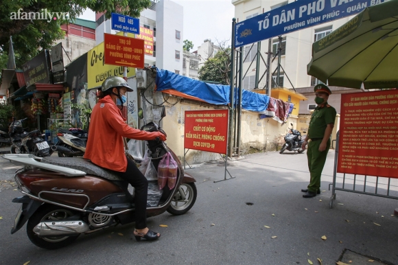 12 Nguoi Ha Noi Nau Com Tang Y Bac Si Cong An Lam Nhiem Vu Canh Gac Dich Tai Cac Chot Kiem Soat Noi Do