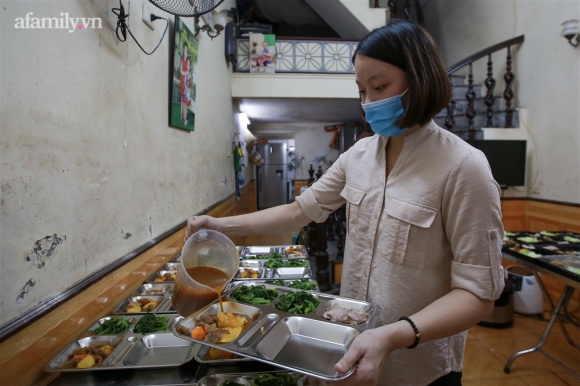 5 Nguoi Ha Noi Nau Com Tang Y Bac Si Cong An Lam Nhiem Vu Canh Gac Dich Tai Cac Chot Kiem Soat Noi Do