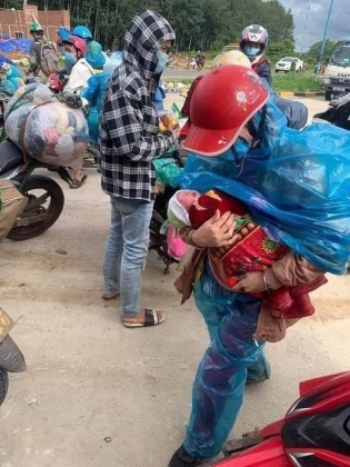1 Cap Vo Chong Be Con 10 Ngay Tuoi Di Xe May Tu Binh Duong Da Ve Den Nghe An