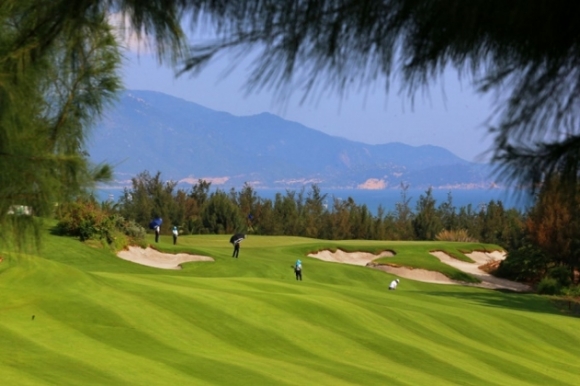 1 Giam Doc So Du Lich Bi Dinh Chi Cong Tac Vi Choi Golf Giua Dich