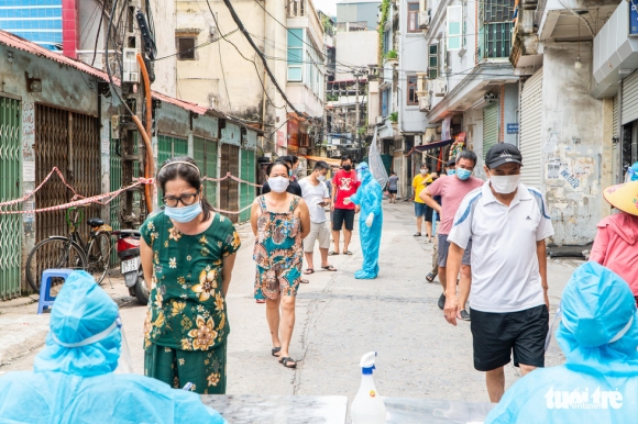 1 Ha Noi Xet Nghiem Ngay Dem De Vet Sach F0 Nhan Vien Y Te Con Luoi Thay Gang Tay