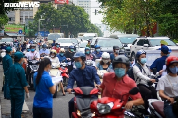 1 Cong An Ha Noi Can Kiem Tra Ngau Nhien Tim Nguoi Ra Duong Khong Chinh Dang