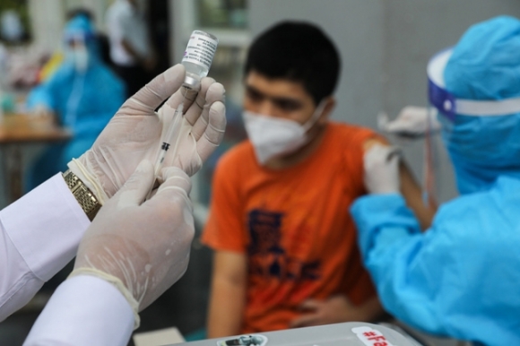 2 Nguoi Nuoc Ngoai Tai Tp Hcm Bat Ngo Vi Duoc Tiem Vaccine Som
