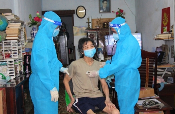 1 Nhan Vien Y Te Di Xe May Den Tan Nha Dan Tiem Vac Xin Covid 19