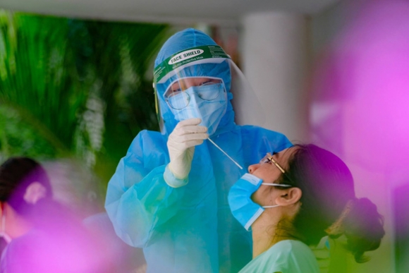 1 Ha Noi Nga Chan Thuong Dau Di Cap Cuu Phat Hien Mac Covid 19