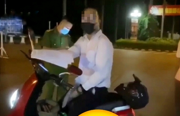 1 Nguoi Dan Ong Tu Xung Tien Si Chui Boi Chong Doi Can Bo Truc Chot Covid 19