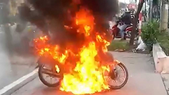 1 Binh Duong Dot Xe Khi Bi Kiem Tra Ly Do Ra Duong