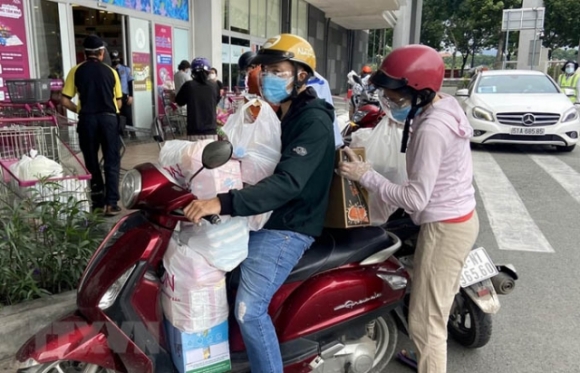 4 Nguoi Dan Tp Ho Chi Minh Xep Hang Dai Mua Thuc Pham Du Tru