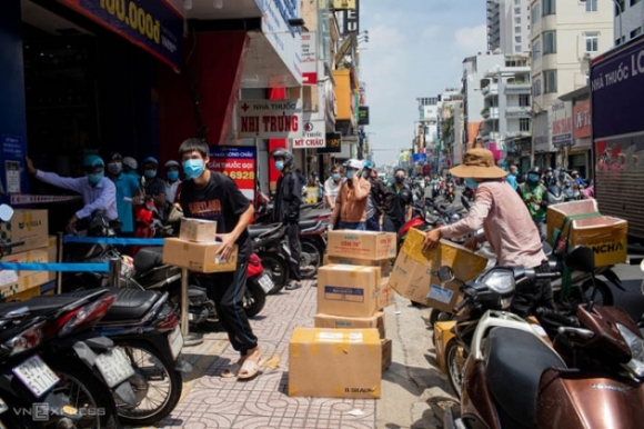 10 Nguoi Dan Tp Hcm Lai Un Un Di Sieu Thi Hieu Thuoc