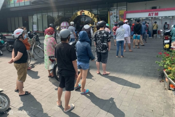 11 Nguoi Dan Tp Hcm Lai Un Un Di Sieu Thi Hieu Thuoc