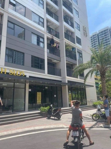 1 Ha Noi Gian Chong Vo Ra Ban Cong Doa Nhay Tu Tang 4 Xuong Cho Sang Mat Ra Nhung Bi Truot Chan May Chong Tum Lai Duoc