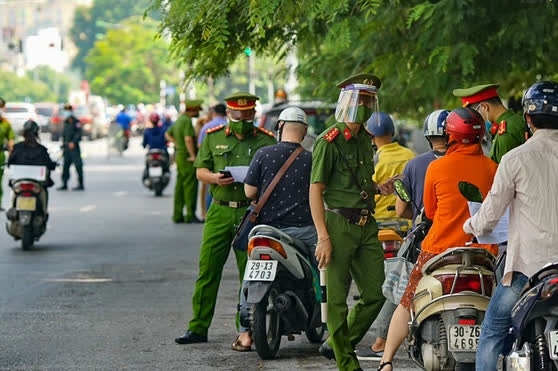 1 Ha Noi Khong Duoc Qua Chot Nam Thanh Nien Dung Dao Ruot Duoi 2 Can Bo Truc Chot