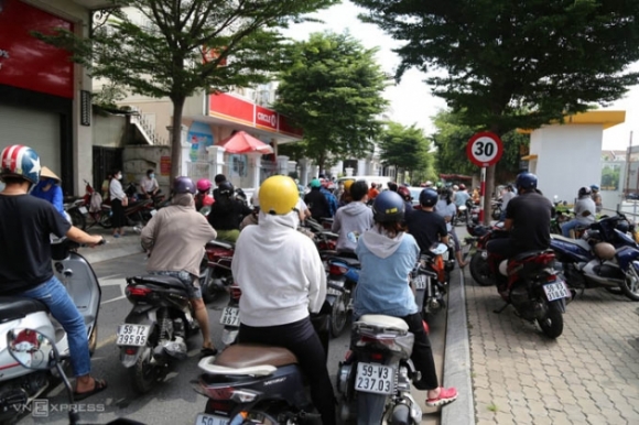 1 Nguoi Dan Tp Hcm Lai Un Un Di Sieu Thi Hieu Thuoc