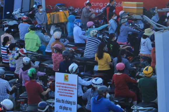 3 Nguoi Dan Tphcm Di Sieu Thi Dong Nghet Tu Som Khong Biet Khi Nao Moi Toi Luot