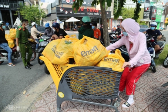 5 Nguoi Dan Tp Hcm Lai Un Un Di Sieu Thi Hieu Thuoc