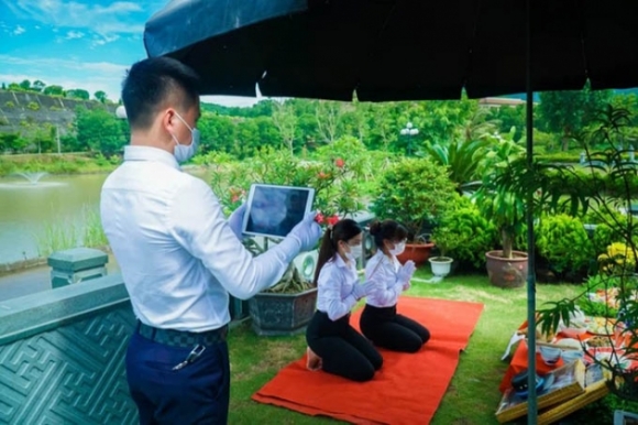 11 Dich Covid 19 Nguoi Ha Noi Cung Le Vu Lan Online Vieng Mo Qua Video Call