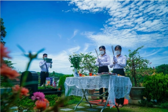 1 Dich Covid 19 Nguoi Ha Noi Cung Le Vu Lan Online Vieng Mo Qua Video Call