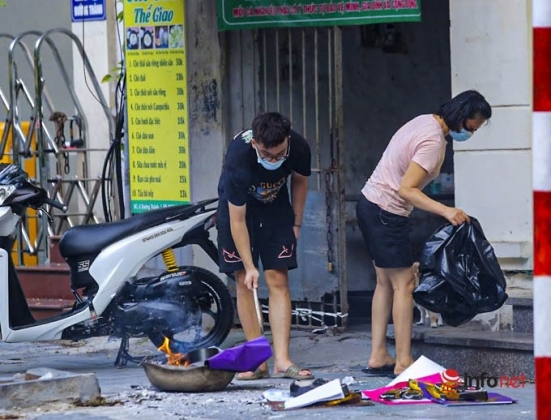 2 Ha Noi Nhieu Nguoi Ra Duong Dot Vang Ma Ram Thang Bay