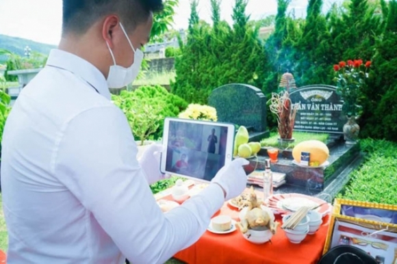 3 Dich Covid 19 Nguoi Ha Noi Cung Le Vu Lan Online Vieng Mo Qua Video Call