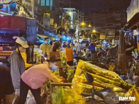 3 Nguoi Dan Hop Cho Tu Phat Tu 3 Gio Sang Dong Duc O Tphcm