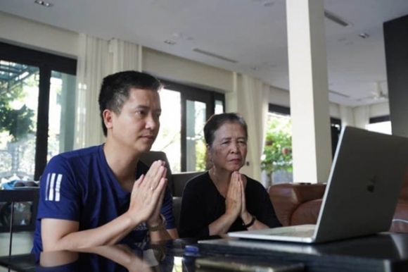 4 Dich Covid 19 Nguoi Ha Noi Cung Le Vu Lan Online Vieng Mo Qua Video Call