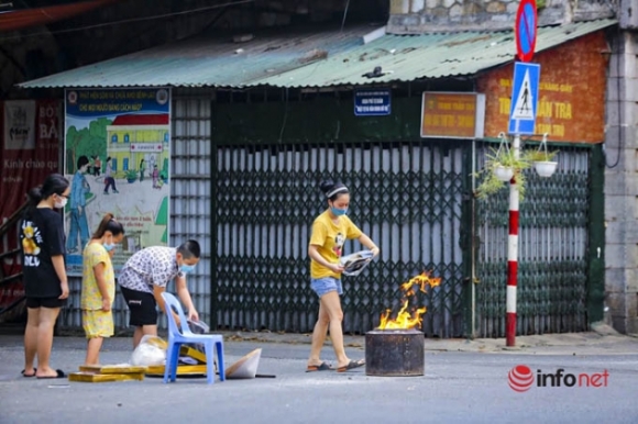 4 Ha Noi Nhieu Nguoi Ra Duong Dot Vang Ma Ram Thang Bay