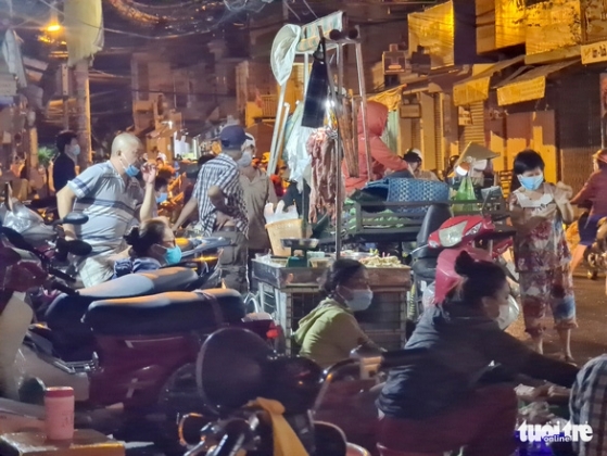 4 Nguoi Dan Hop Cho Tu Phat Tu 3 Gio Sang Dong Duc O Tphcm