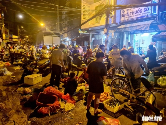 6 Nguoi Dan Hop Cho Tu Phat Tu 3 Gio Sang Dong Duc O Tphcm