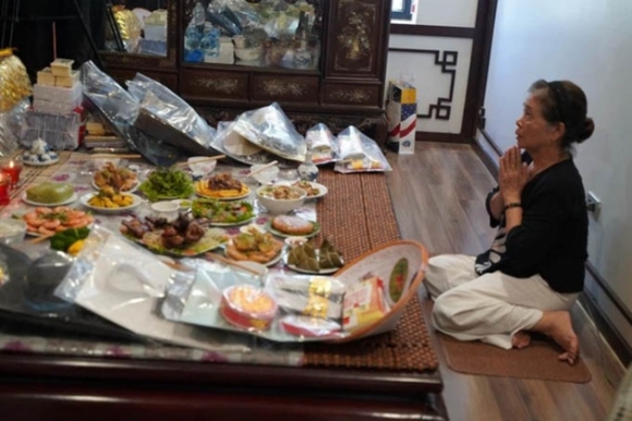 7 Dich Covid 19 Nguoi Ha Noi Cung Le Vu Lan Online Vieng Mo Qua Video Call
