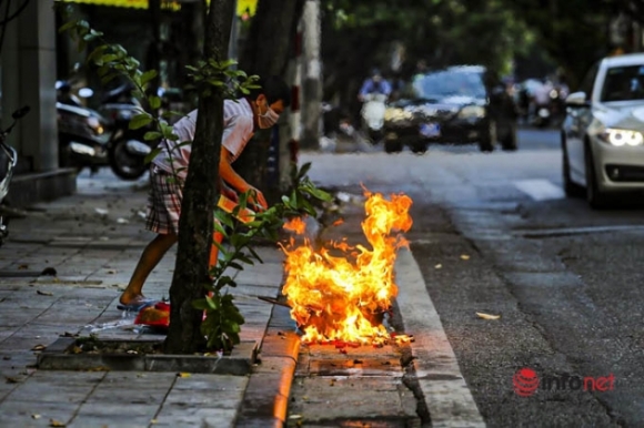 9 Ha Noi Nhieu Nguoi Ra Duong Dot Vang Ma Ram Thang Bay
