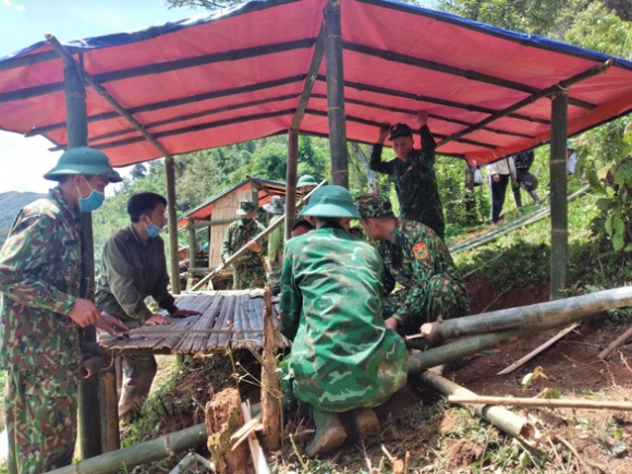 2 Son La Dung Nha Lan Tre Ben Suon Nui Lam Noi Cach Ly