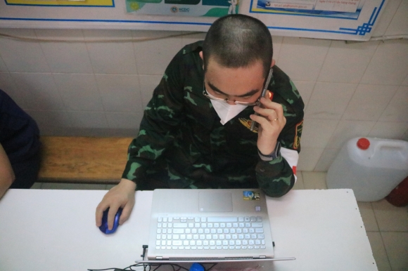 10 Bac Si Quan Y Om Binh Oxy Chay Trong Hem Nho Cap Cuu Benh Nhan F0