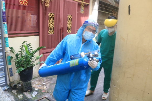 1 Bac Si Quan Y Om Binh Oxy Chay Trong Hem Nho Cap Cuu Benh Nhan F0